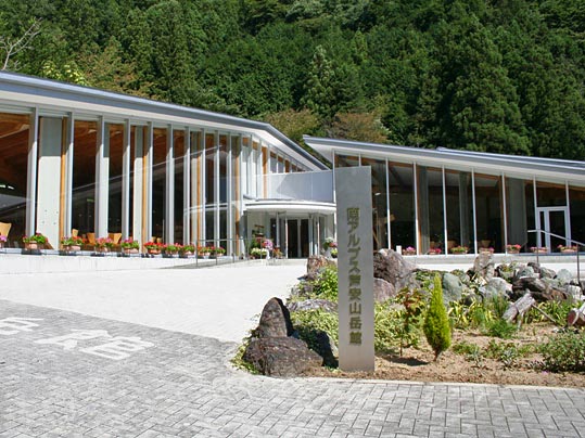 南アルプスの資料を蔵書＆展示する「南アルプス芦安山岳館」