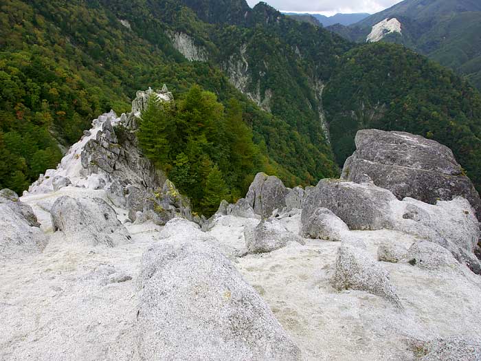 山頂の奇岩が特徴的な「日向山」
