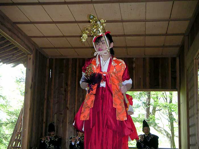 鵜の島神社例大祭「稚児の舞」（4月）
