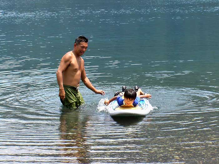 水が澄む本栖湖は親子でウィンドも安心